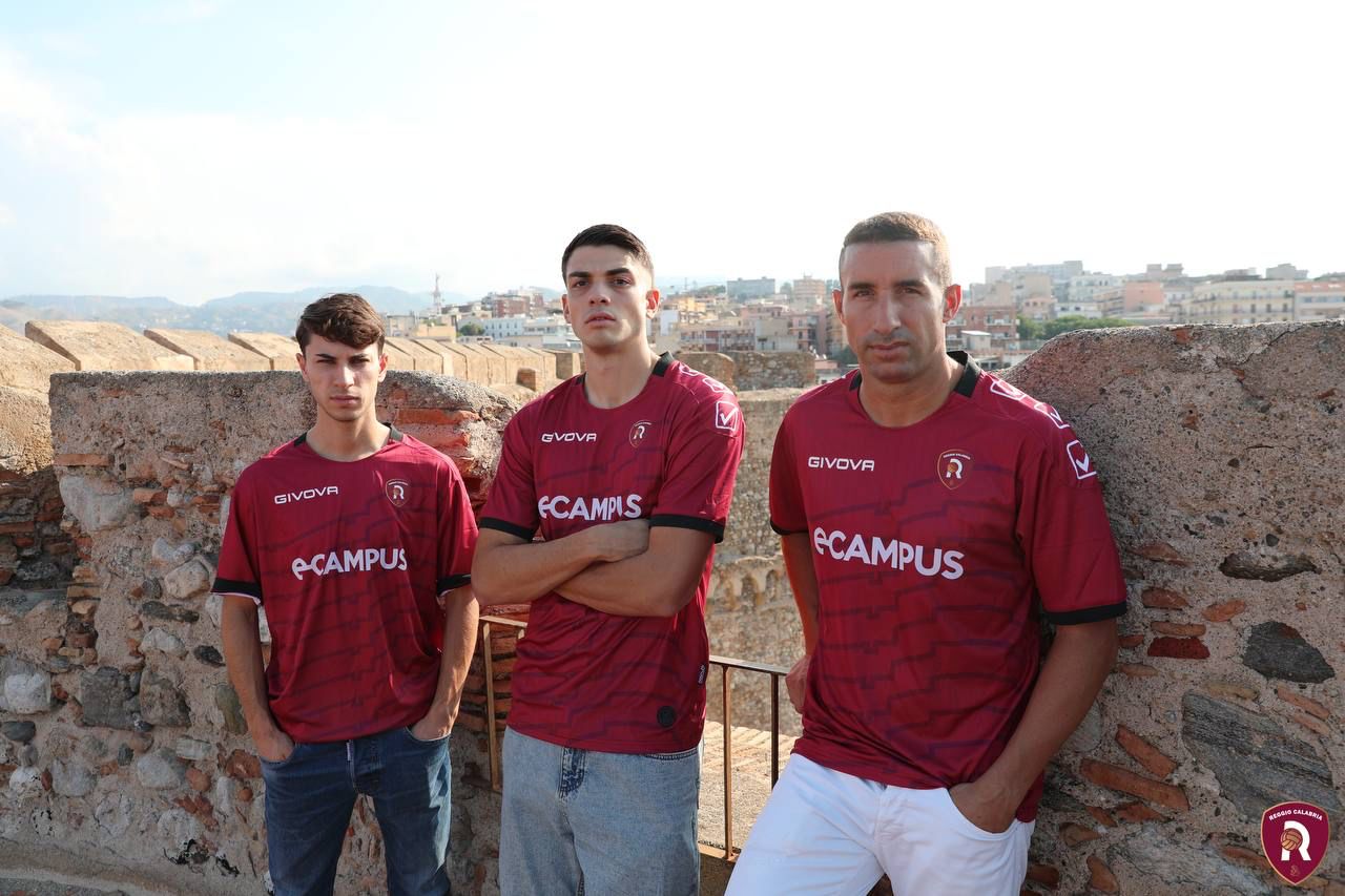 Nuove maglie Reggina con Zucco, Girasole e Barillà