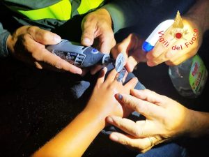 Vigili del fuoco tagliano anello dito