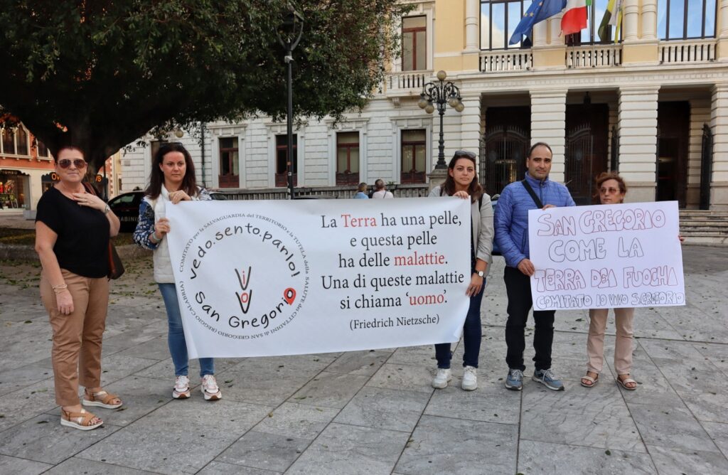 Manifestazione quartieri Reggio Calabria su rifiuti