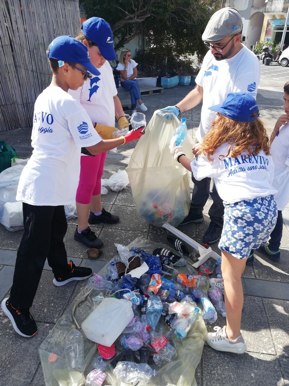 Progetto Adotta una Spiaggia in Sicilia raccolti mozziconi sigaretta
