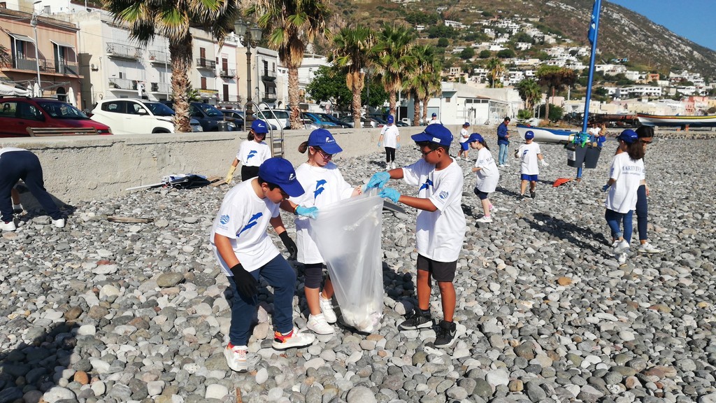 Progetto Adotta una Spiaggia in Sicilia raccolti mozziconi sigaretta