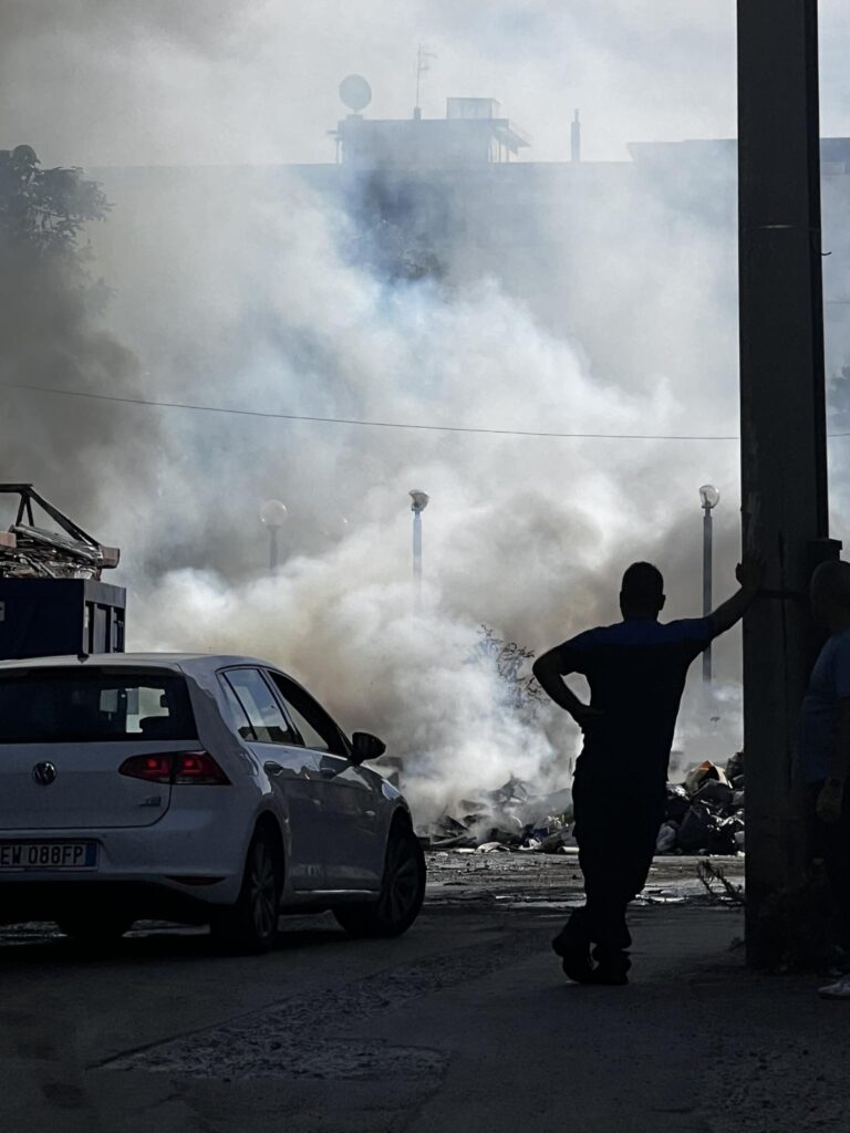 incendio rifiuti viale marconi