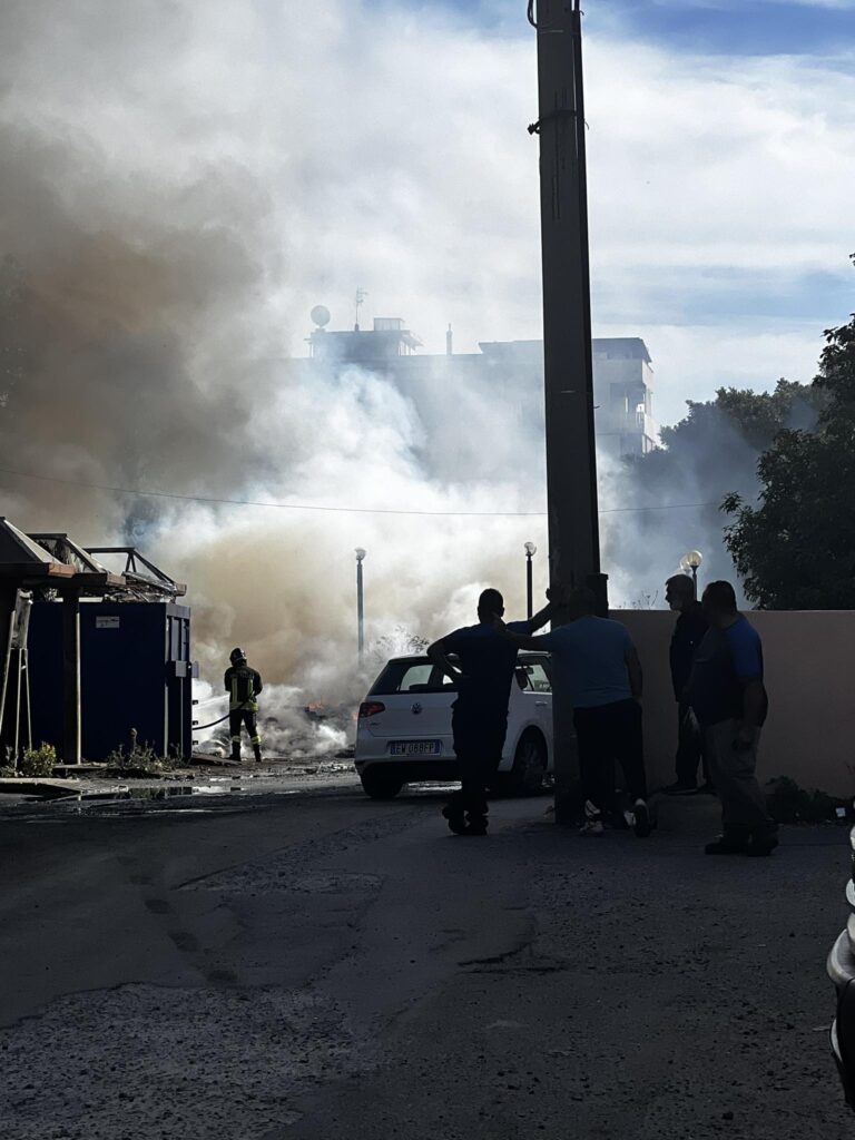 incendio rifiuti viale marconi