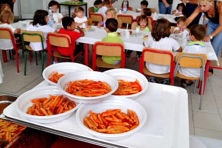 Melissa (Crotone), mensa gratuita per tutti i bambini della scuola dell’Infanzia: da lunedì parte anche il nuovo servizio