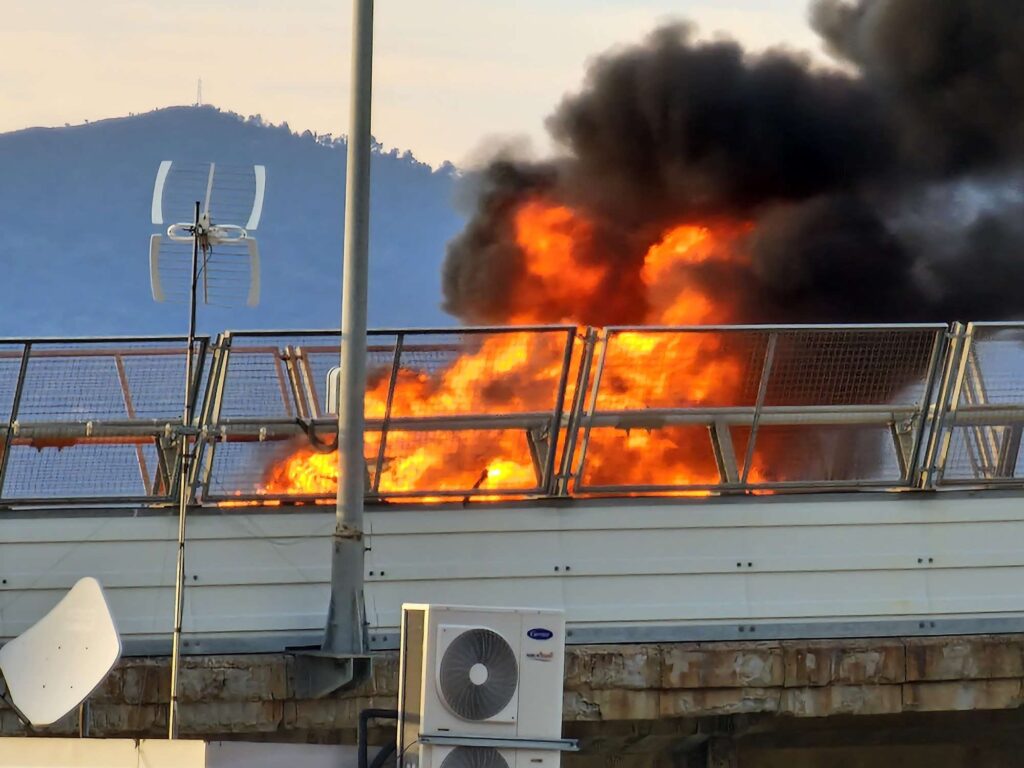 Auto in fiamme sopraelevata Porto Reggio Calabria