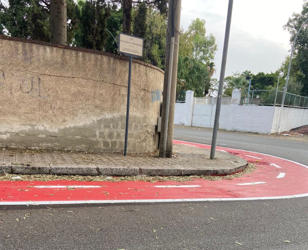 Ciclovia Pentimele con linee tratteggiate Reggio Calabria