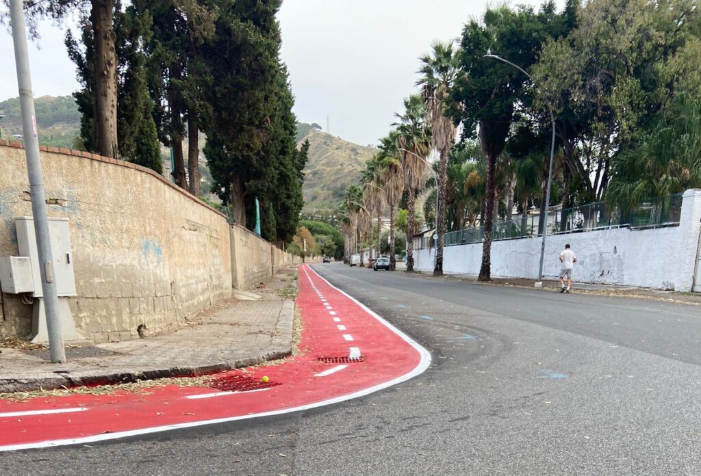 Ciclovia Pentimele con linee tratteggiate Reggio Calabria