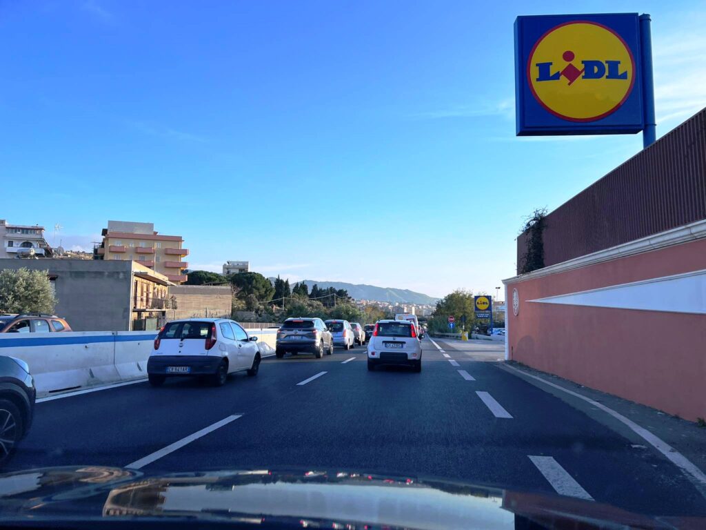 Lunghe code Reggio Calabria per promozione McDrive