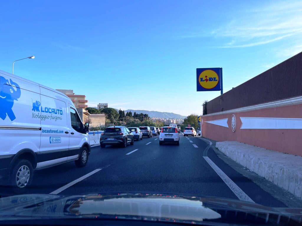 Lunghe code Reggio Calabria per promozione McDrive