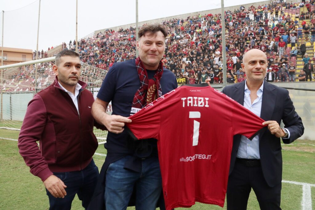 Premiazione Taibi Reggina Fenice Amaranto-Trapani con Presidente Minniti e Giuseppe Praticò