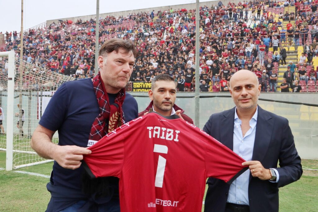 Premiazione Taibi Reggina Fenice Amaranto-Trapani con Presidente Minniti e Giuseppe Praticò