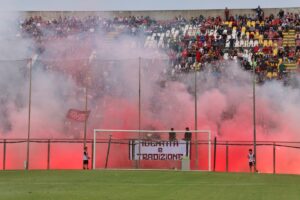 Reggina Fenice Amaranto-Trapani fumogeni coreografia Curva Sud tifosi