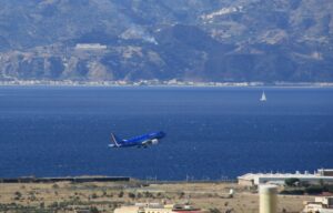 decollo aereo aeroporto reggio calabria