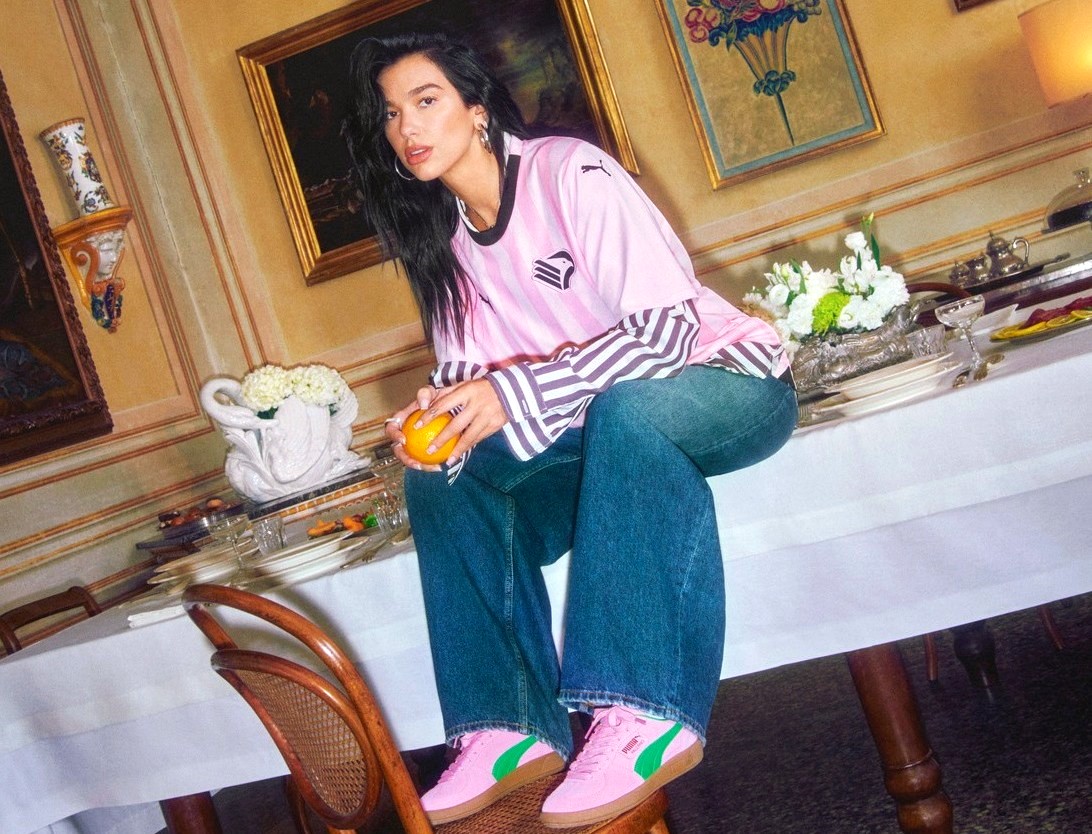 dua lipa con la maglia del palermo