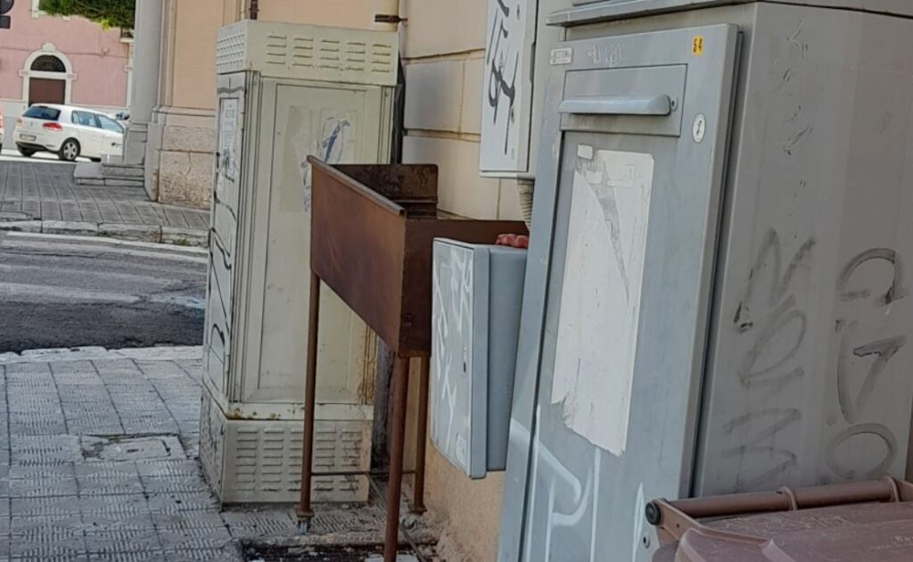 griglia abbandonata per strada a reggio calabria