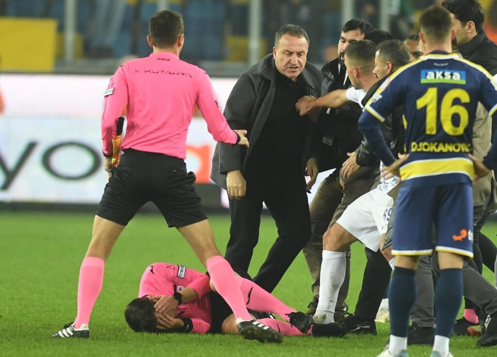 Aggressione arbitro in Turchia