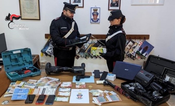 Messina: nascondevano la droga all’interno di un forno, 3 giovani a… Messina: nascondevano la droga all’interno di un forno, 3 giovani a…