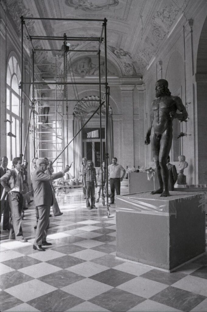 [fonte ARCHIVIO QUIRINALE, 1981, il Presidente Pertini osserva i Bronzi in mostra_a034
