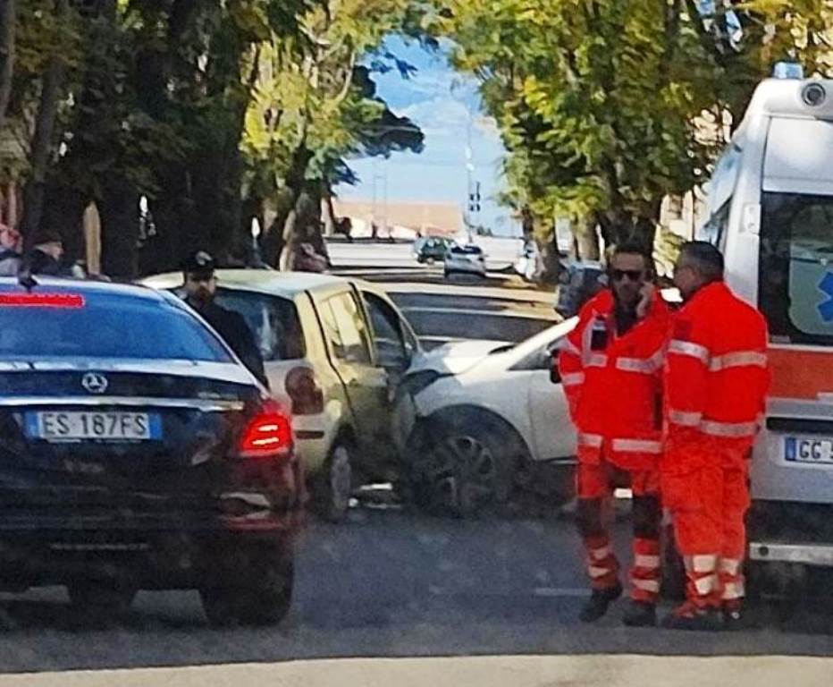 Reggio Calabria, incidente in pieno centro: scontro tra due auto, 118 ...
