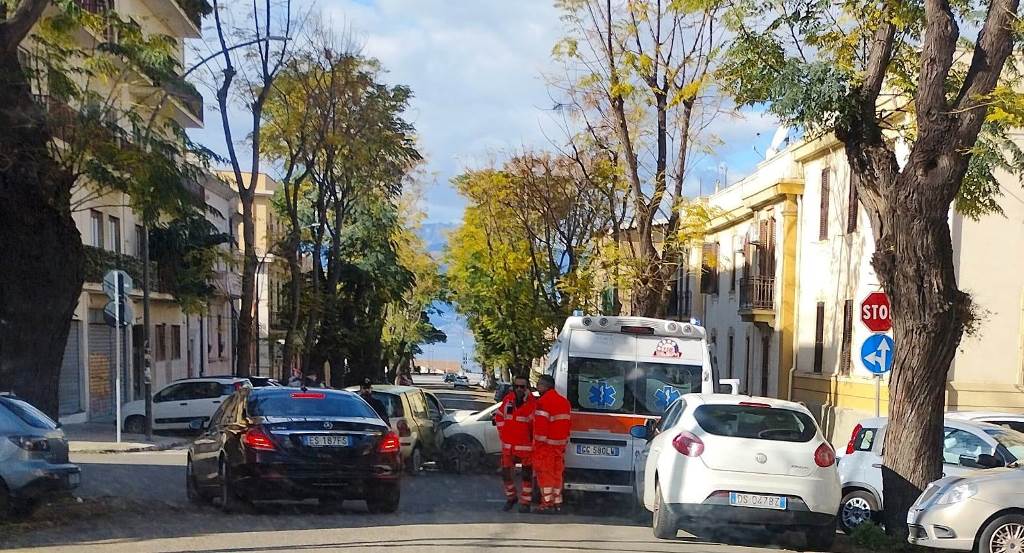 Reggio Calabria, incidente in pieno centro: scontro tra due auto, 118 ...