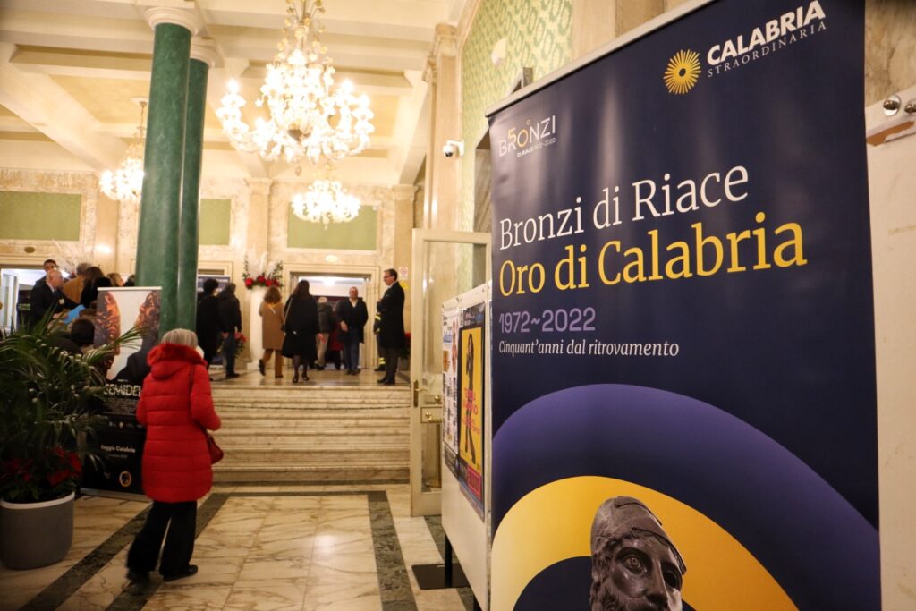 semidei documentario bronzi