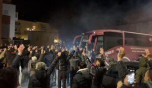 Accoglienza tifosi Trapani all'arrivo della squadra in città