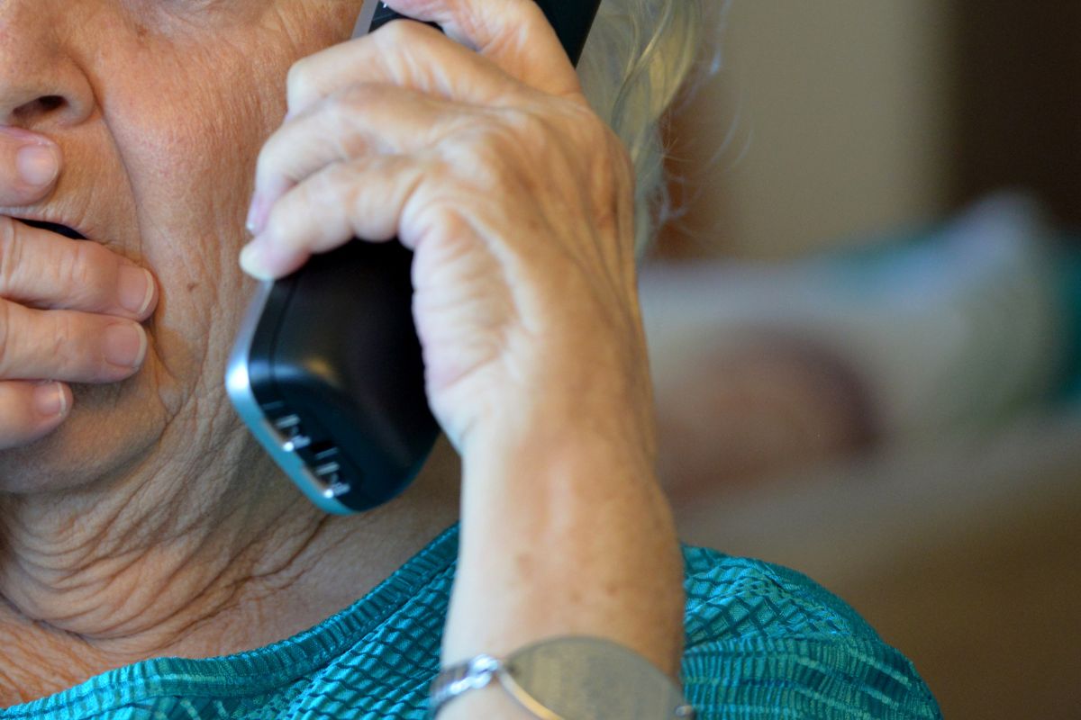 Anziana al telefono