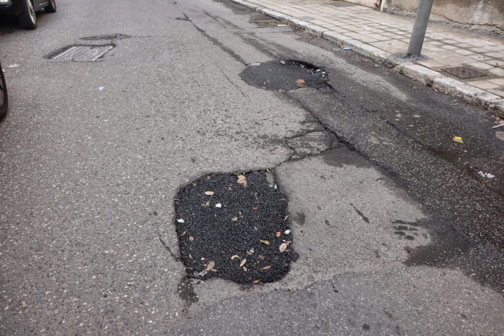 Enzo Crisonà piastra copri buche Reggio Calabria