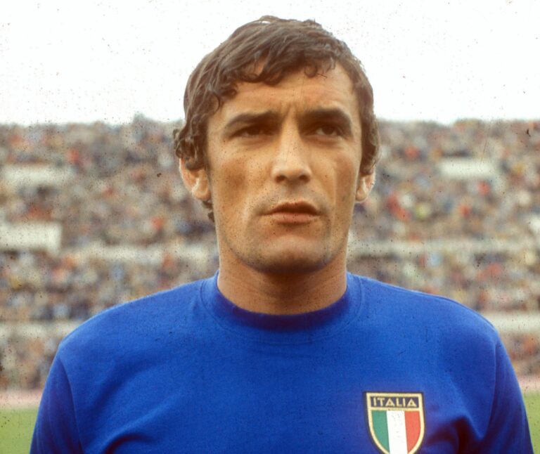 Gigi Riva con la maglia dell'Italia