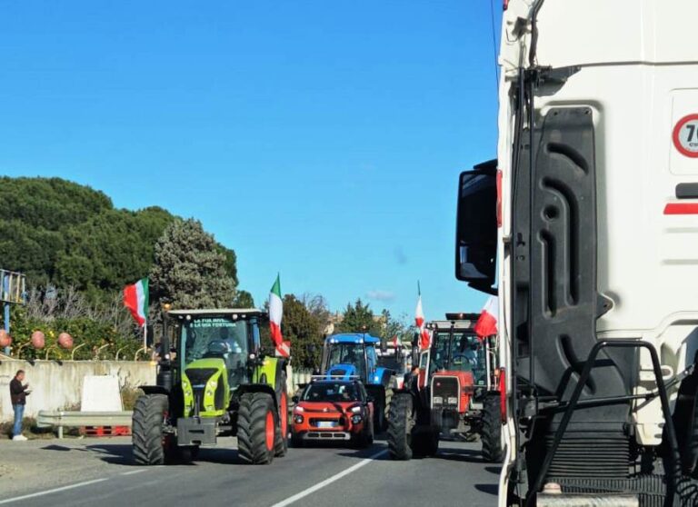 Protesta agricoltori Calabria con trattori
