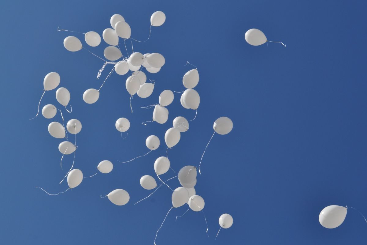 palloncini bianchi in cielo