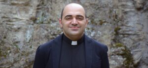 aggredito parroco varapodio