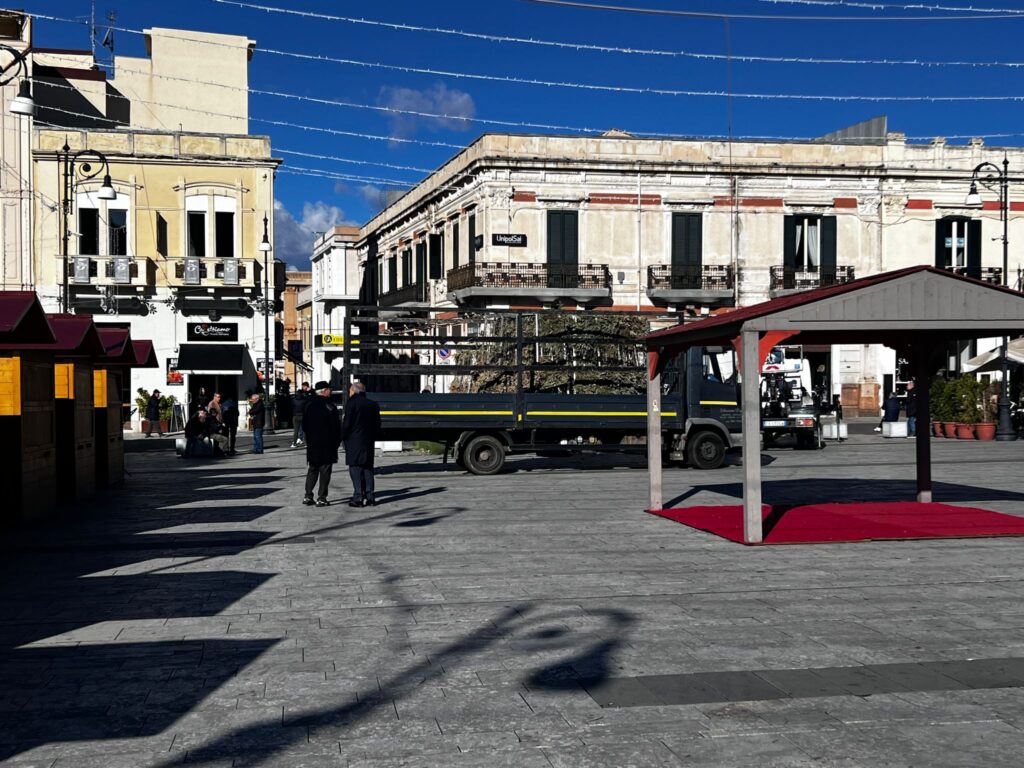 reggio calabria piazza duomo albero casette