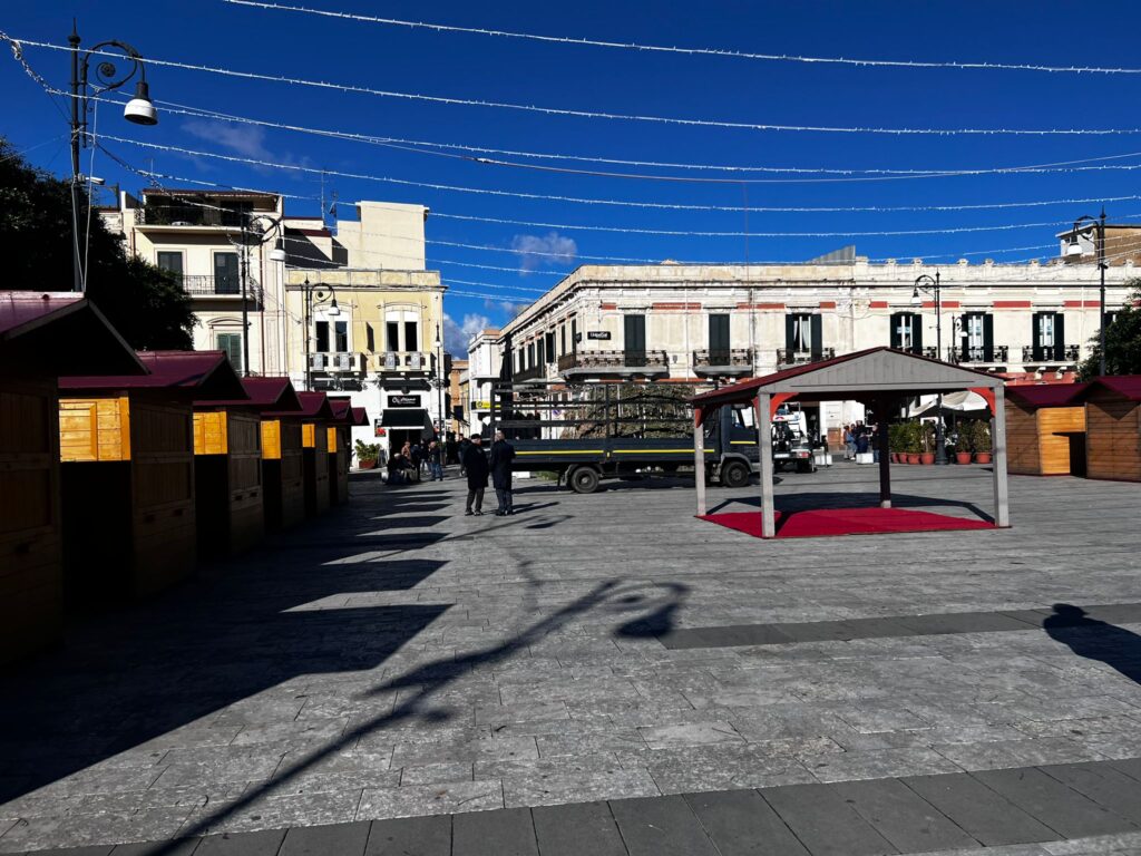 reggio calabria piazza duomo albero casette