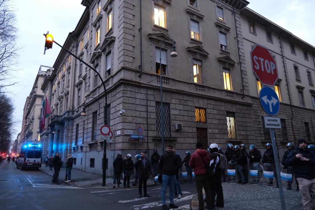 Assaltata volante Polizia a Torino