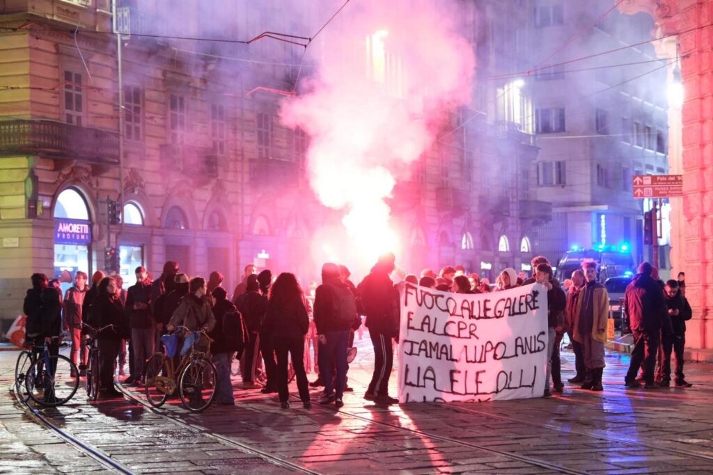 Assaltata volante Polizia a Torino