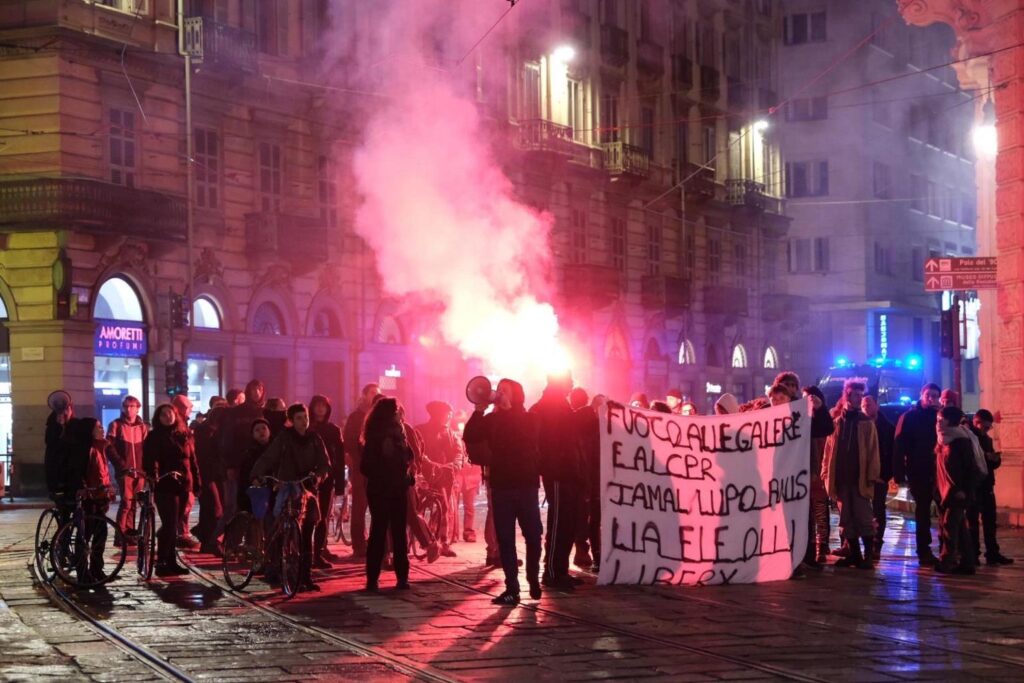 Assaltata volante Polizia a Torino