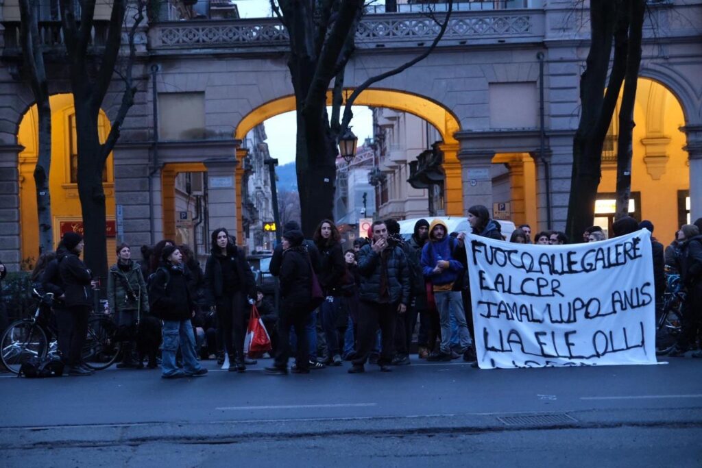 Assaltata volante Polizia a Torino
