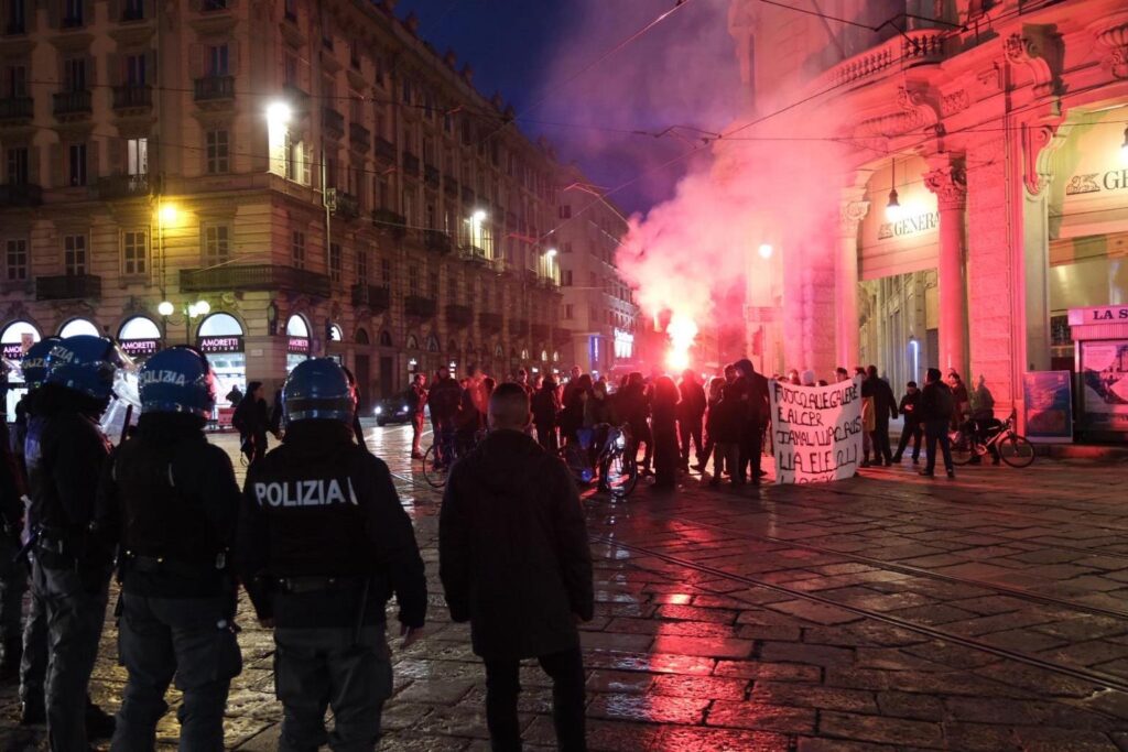 Assaltata volante Polizia a Torino
