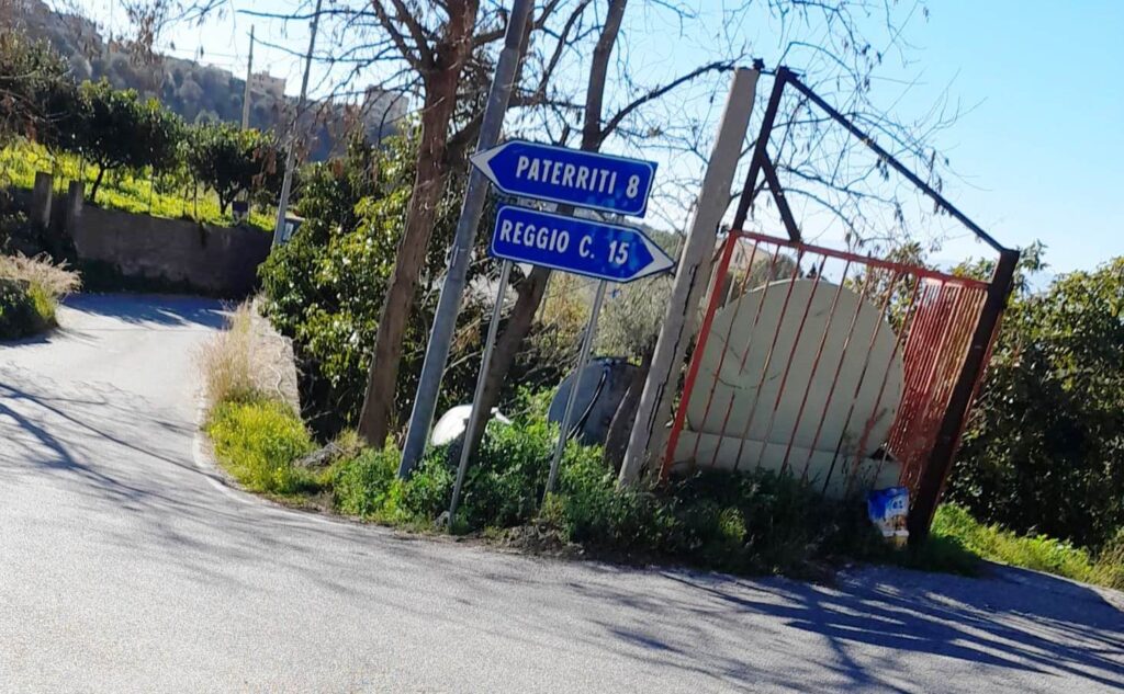 Cartello per Paterriti 8 km