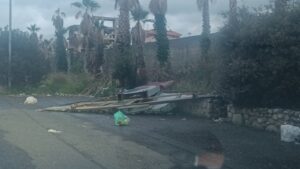 Cartellone caduto calopinace reggio calabria