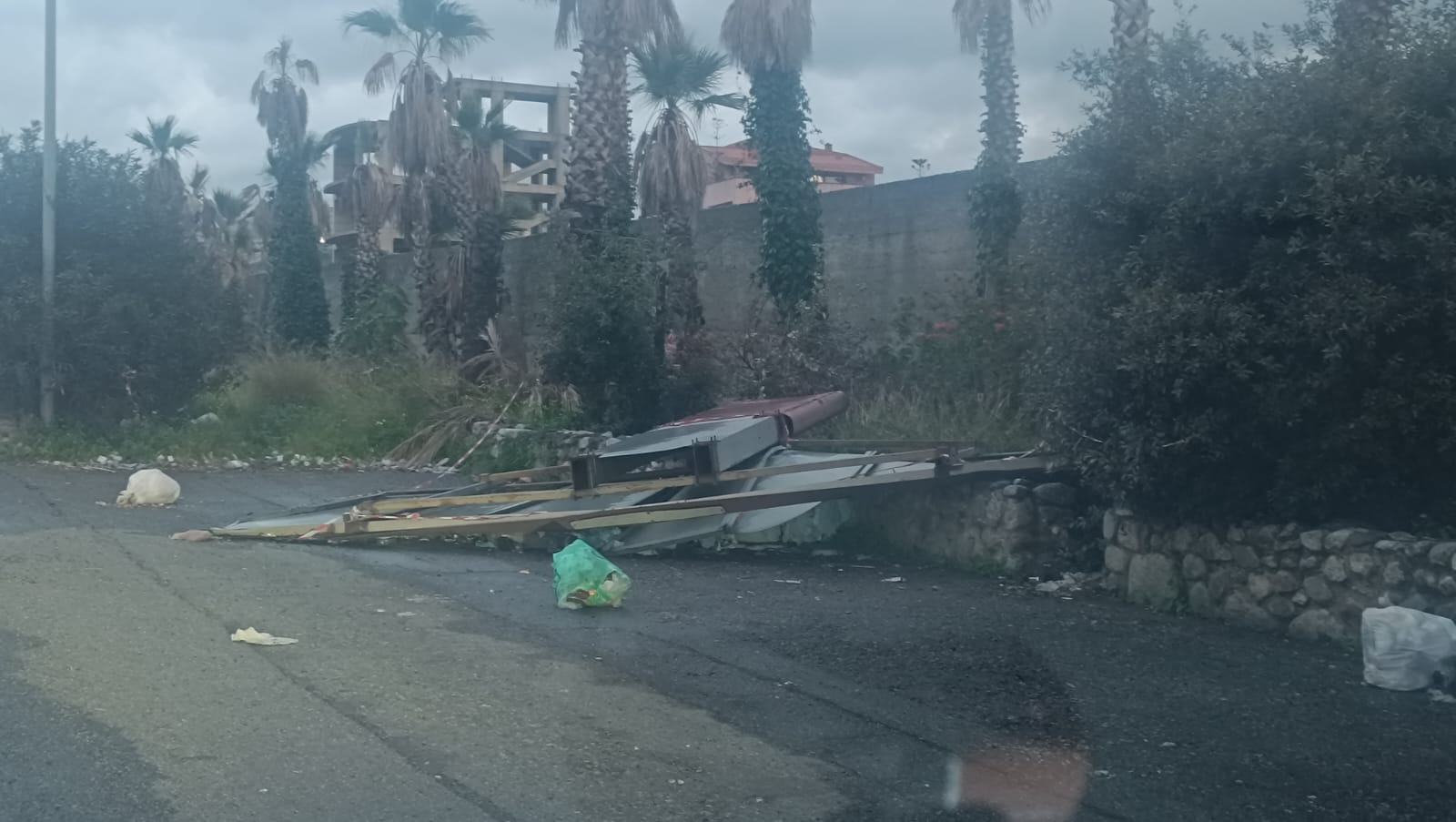 Cartellone caduto calopinace reggio calabria