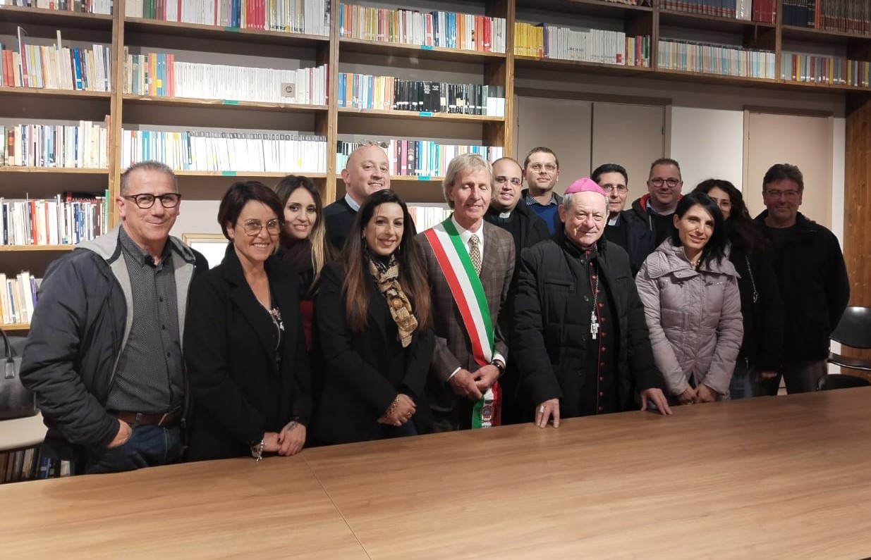 Caulonia sindaco consiglieri e mons. Oliva 2-2024