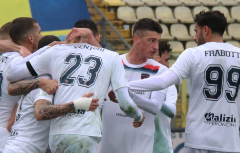 Esultanza Cosenza gol Tutino a Modena