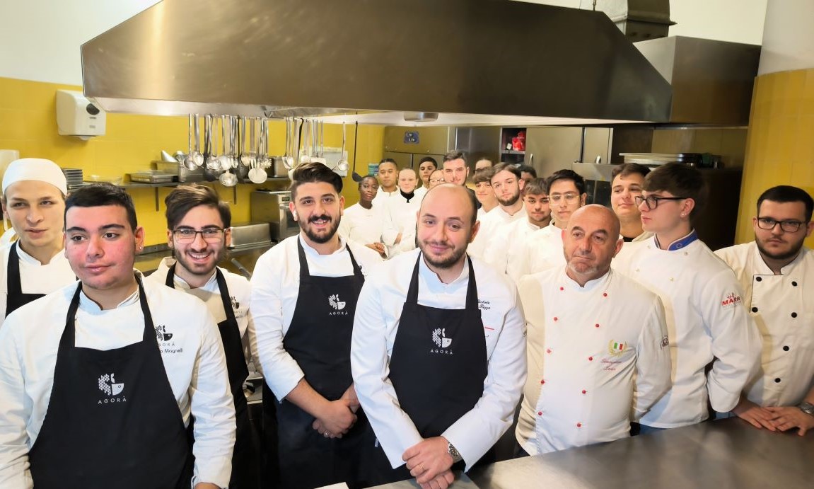 Gli studenti del Mancini nella cucina del Ristorante Agorà dello chef Michele Rizzo