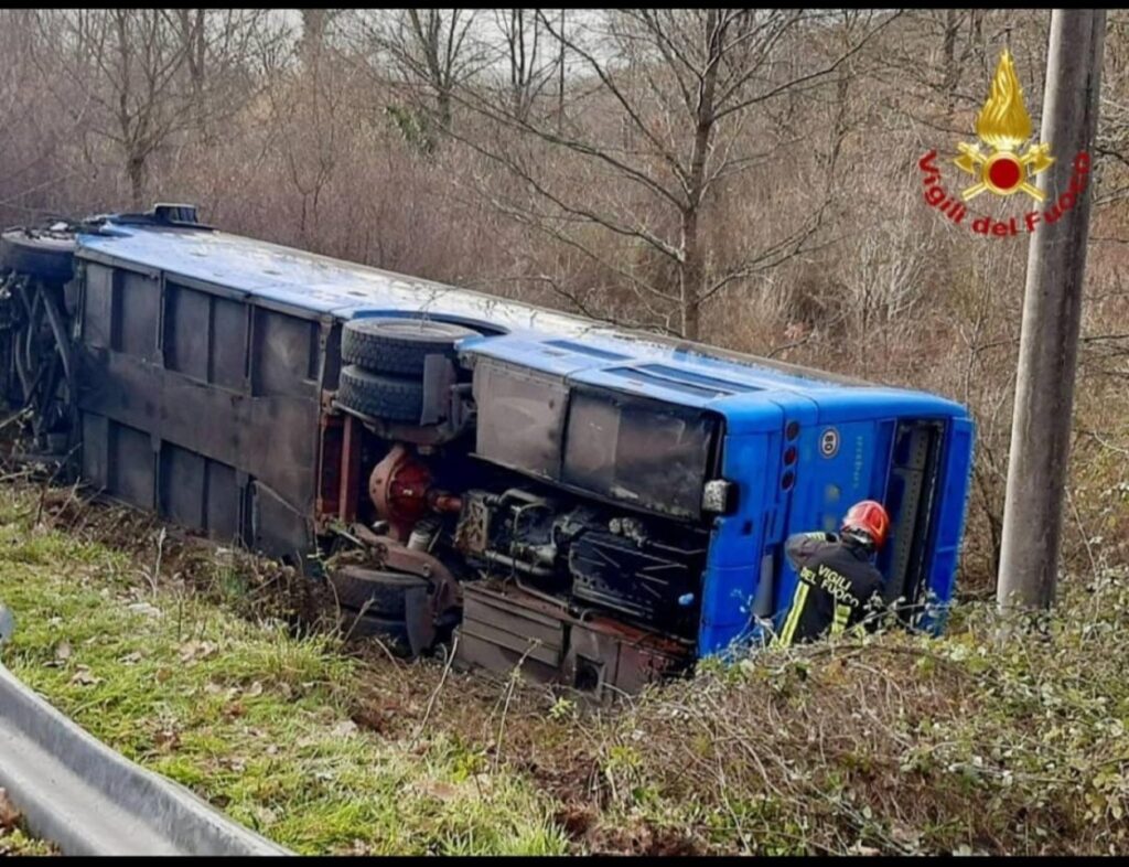 Incidente Potenza: bus con 40 studenti fuori strada