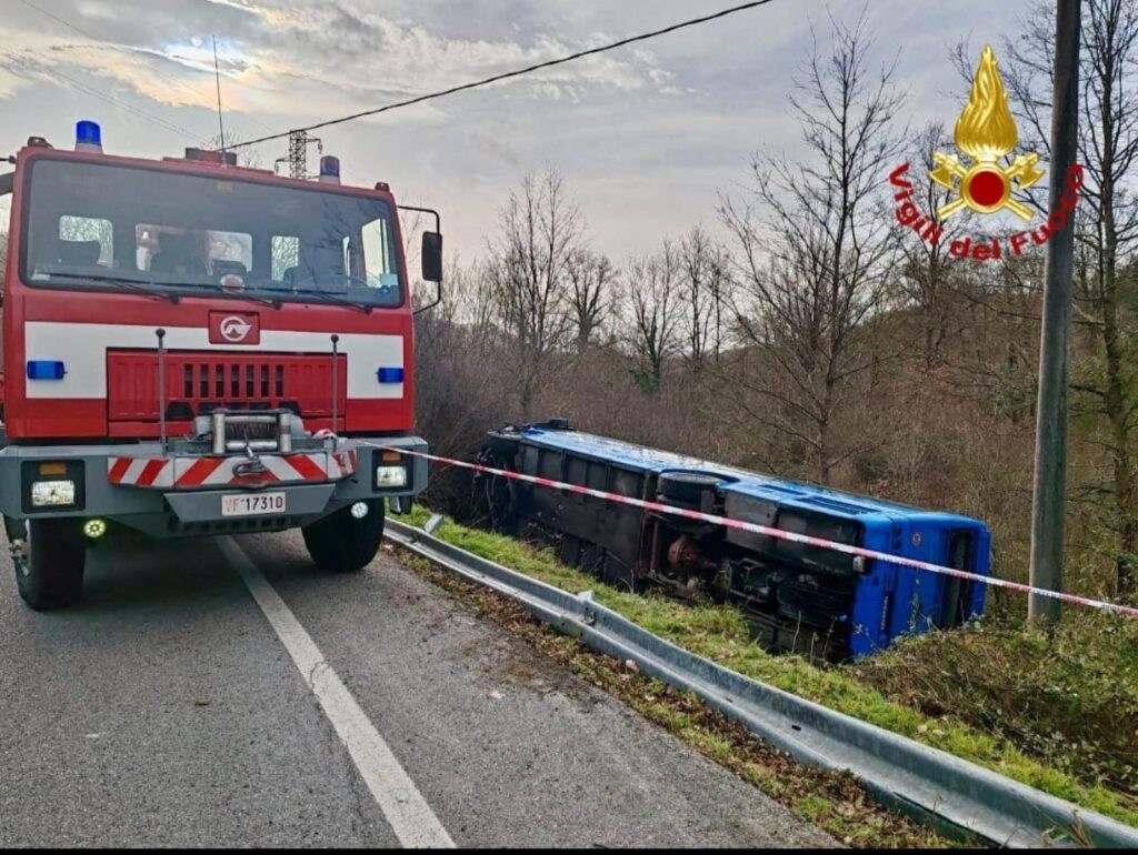 Incidente Potenza: bus con 40 studenti fuori strada
