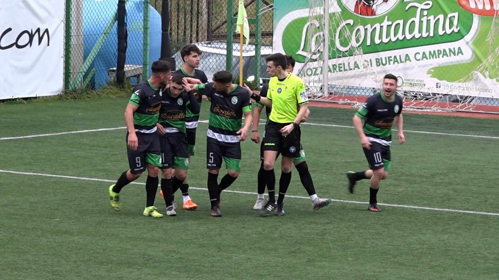 L’esultanza dei giocatori della leonfortese dopo il gol