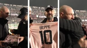 Lucioni consegna maglia Palermo a Beppe Mare Fuori