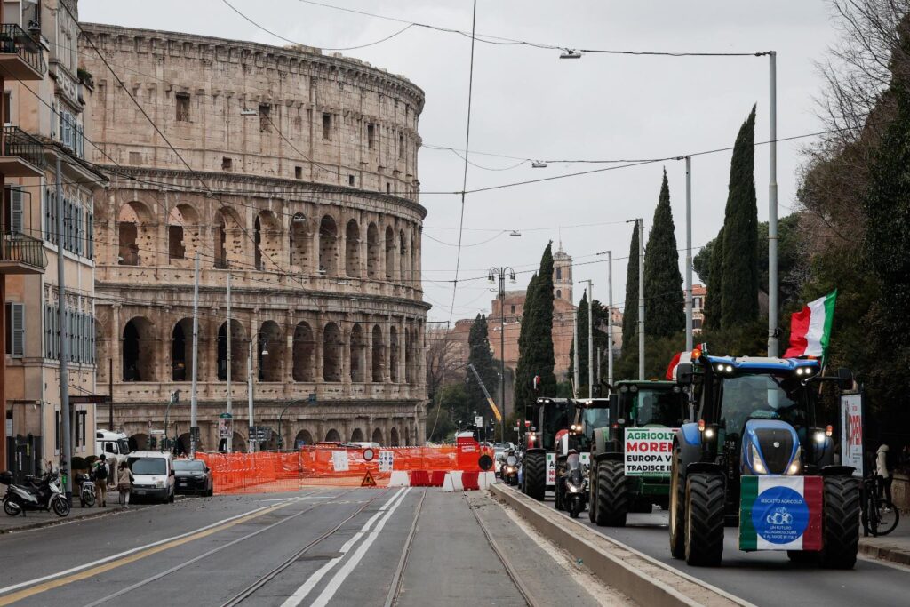Protesta trattori a Roma davanti al Colosseo
